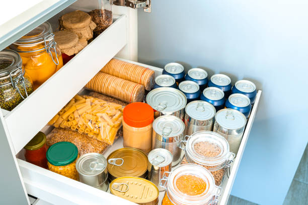 cajón de almacenamiento de cocina con alimentos enlatados - non perishable fotografías e imágenes de stock