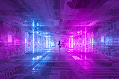 Mujer de negocios caminando en un pasillo oscuro iluminado futurista photo