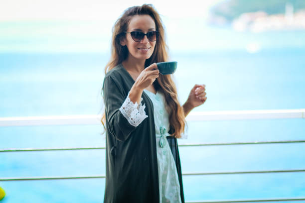 frau mit kaffee in der urlaubsruhe - wedding beach groom bride stock-fotos und bilder