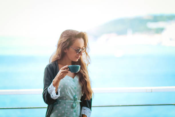 frau mit kaffee in der urlaubsruhe - wedding beach groom bride stock-fotos und bilder