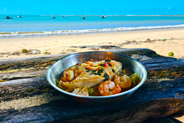 moqueca, un plato tradicional brasileño con pescado badejo y camarones grandes, badejo - moqueca fotos fotografías e imágenes de stock