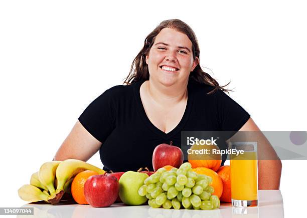 Лишний Вес Молодая Женщина Счастливо Предусматривает Распространение Здоровое Питание — стоковые фотографии и другие картинки Апельсин