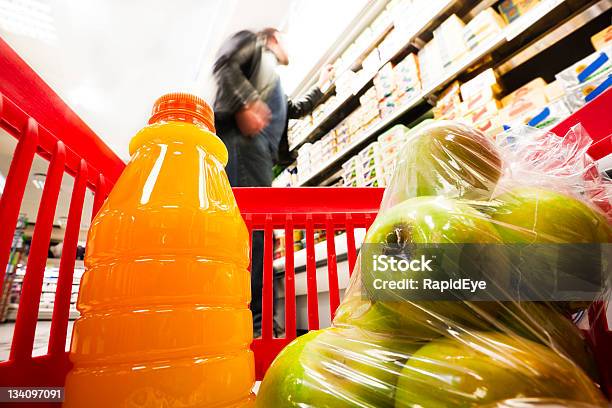 買い物カゴの眺め - ジュースのストックフォトや画像を多数ご用意 - ジュース, プラスチック, 瓶