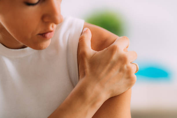 Shoulder Pain Woman with shoulder pain shoulder stock pictures, royalty-free photos & images