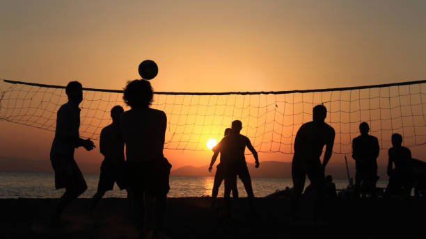 beach volleyball silhouette - volleying sport summer men imagens e fotografias de stock