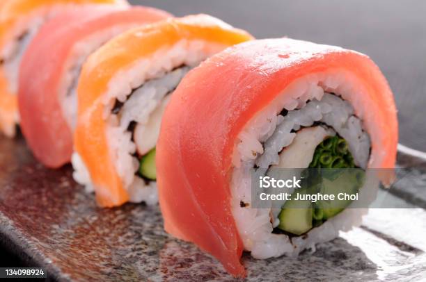 Photo libre de droit de De Saumon Et Thon Rouleau De Sushis banque d'images et plus d'images libres de droit de Maki - Sushi - Maki - Sushi, Saumon - Produit de la mer, Asie