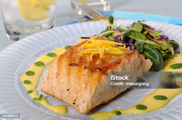 Filete De Atún A La Parrilla Foto de stock y más banco de imágenes de Alimento - Alimento, Aliño para la ensalada, Amarillo - Color