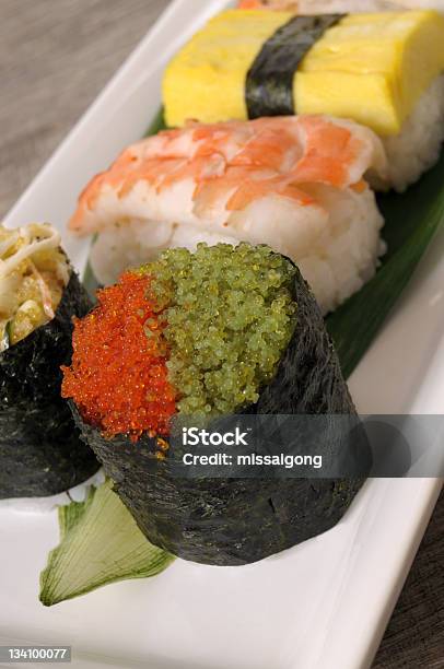Sushi Assortiti - Fotografie stock e altre immagini di Ambientazione interna - Ambientazione interna, Asia, Caviale
