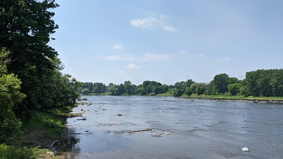 View of the banks of the Saint-François River in the City of Drummondville. Viewpoint on the river via the Rivia Promenade.