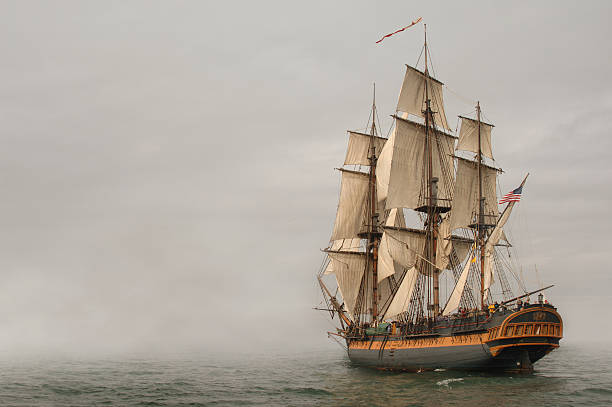 eingabe nebel - sailing ship sailing sea military ship stock-fotos und bilder