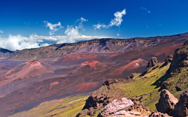 туфовая шишки в кратере халеакала - haleakala national park maui nature volcano стоковые фото и изображения