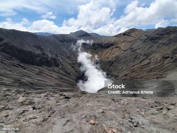 Gazy Siarkowe Wewnątrz Krateru Wulkanu - zdjęcia stockowe i więcej obrazów Indonezja - Indonezja, Mt Semeru, Bez ludzi