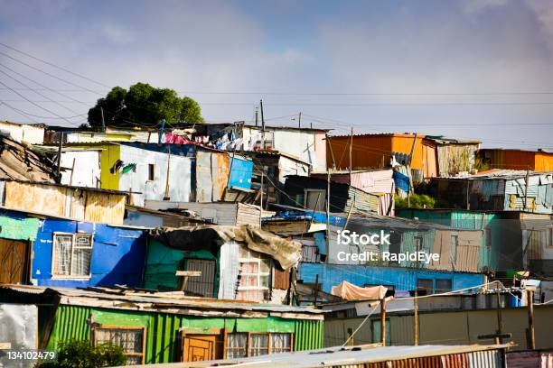 Shacks África Do Sul - Fotografias de stock e mais imagens de Barraca - Barraca, Bairro de Lata, Cidade do Cabo