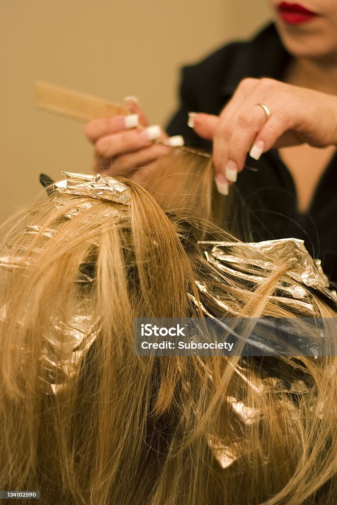 О�бесцвечивание волос стилист - Стоковые фото Бьюти-спа роялти-фри