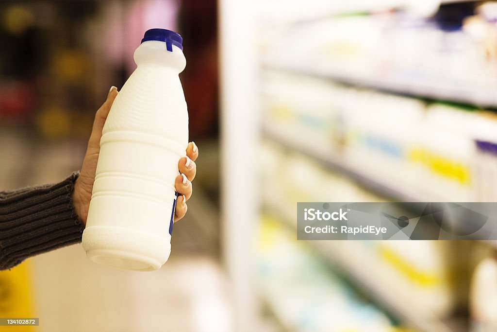 Milchflasche im Supermarkt - Lizenzfrei Milch Stock-Foto