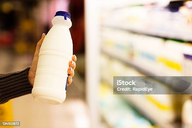 Milchflasche Im Supermarkt Stockfoto und mehr Bilder von Milch - Milch, Supermarkt, Kühlschrank