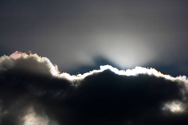 nuvem com silver lining-expressão inglesa - every cloud has a silver lining imagens e fotografias de stock