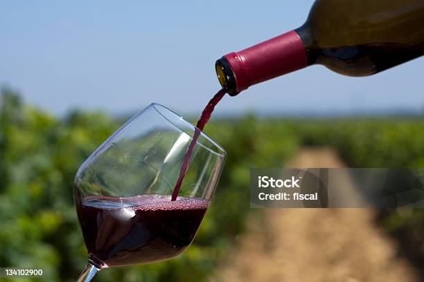 Vino - Fotografie stock e altre immagini di Alchol - Alchol, Ambientazione esterna, Bibita