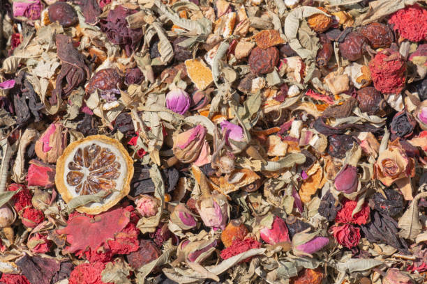смесь ароматных сухих цветов. лекарственные растения. - organic dried fruit berry fruit dried food стоковые фото и изображения