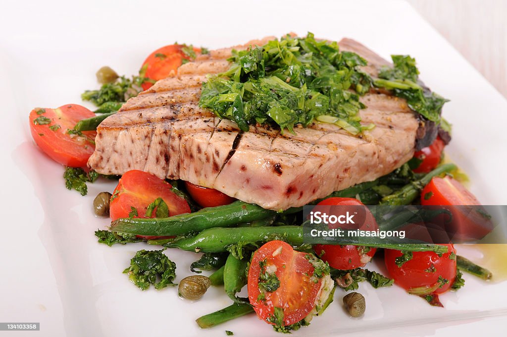 Gegrilltes Thunfisch-steak mit Gemüse - Lizenzfrei Gegrillt Stock-Foto