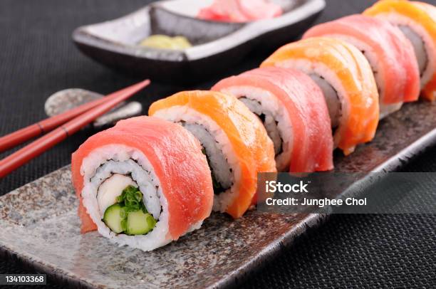 Salmão E Atum Rolo De Sushi - Fotografias de stock e mais imagens de Alimentação Saudável - Alimentação Saudável, Arroz - Alimento Básico, Atum - Peixe