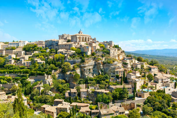 Vista sobre Gordes, uma pequena cidade típica em Provença, França. Bela vila francesa, com vista para telhado e paisagem no dia ensolarado de verão - foto de acervo