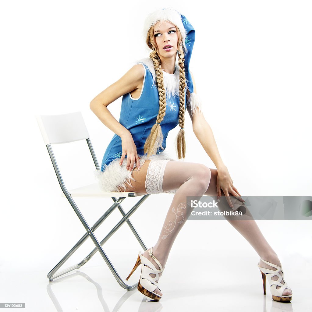 뽀샤시 인공눈 maiden 앉아 인명별 의자 - 로열티 프리  땋은 머리 스톡 사진