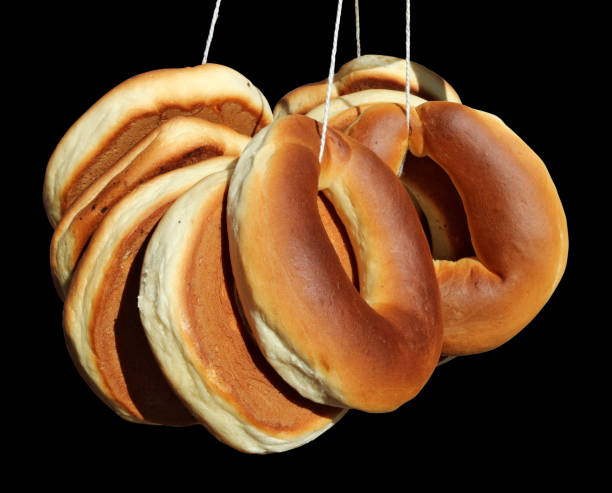 ロープのリングの形で伝統的なフォークベーグルドーナツ。分離 - bagel bread isolated circle ストックフォトと画像