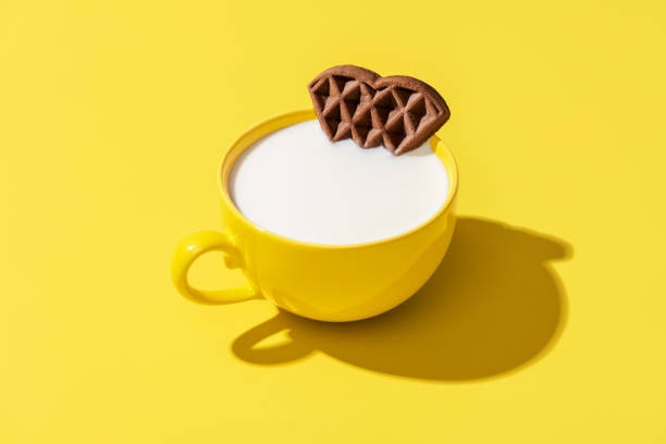 taza de leche y un gofre aislado sobre un fondo amarillo. - waffle belgian waffle belgian culture isolated fotografías e imágenes de stock