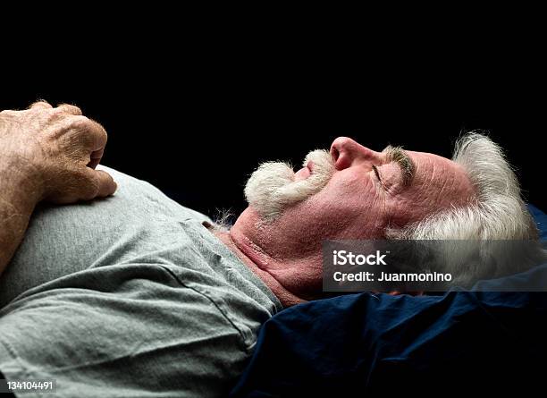 Senior Hombre Dormitorio Foto de stock y más banco de imágenes de Cama - Cama, Acostado de espalda, Adulto