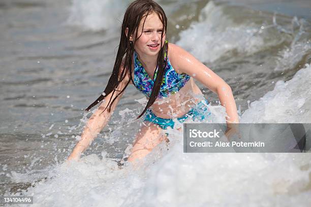Dziewczynka Pływanie W Oceanie - zdjęcia stockowe i więcej obrazów 10-11 lat - 10-11 lat, Chlapać, Czynność