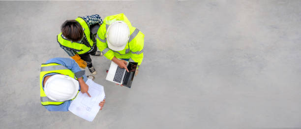 banner : engenheiro civil inspeciona estrutura no canteiro de obras contra projeto, inspetor de obras se juntam a inspecionar estrutura predial com engenheiro civil. engenheiro civil mantém projeto inspecionar prédio - construction worker construction building contractor hardhat - fotografias e filmes do acervo