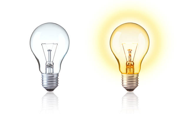 白い背景に古典的な電球分離。オンとタングステン電球のオフにオンとオフに大きなアイデア、革新、エネルギーを節約、進化のアイデア、古いスタイルやレトロな電球のコンセプトを示し� - lamp ストックフォトと画像
