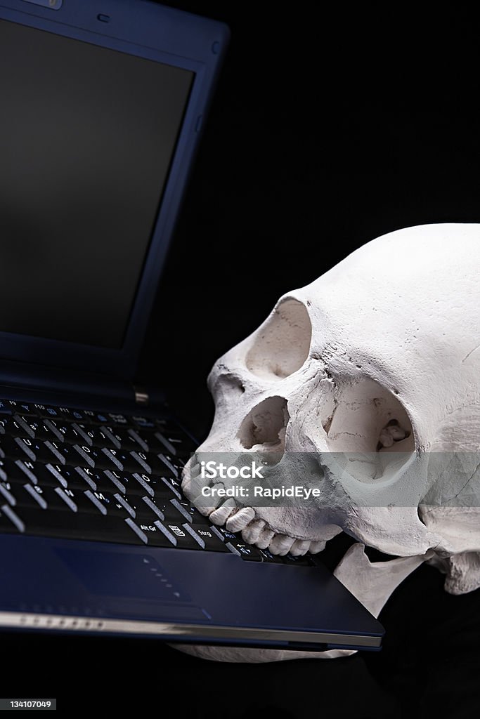 Cráneo humano come up computer-virus Metáfora - Foto de stock de Agresión libre de derechos