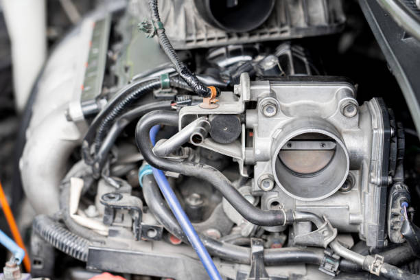 fermer la vieille manette des gaz carrosserie de la voiture dans la salle des machines avec de la poussière et de la suie pour la réparation et le nettoyage en cours avec la salle des machines - throttle photos et images de collection