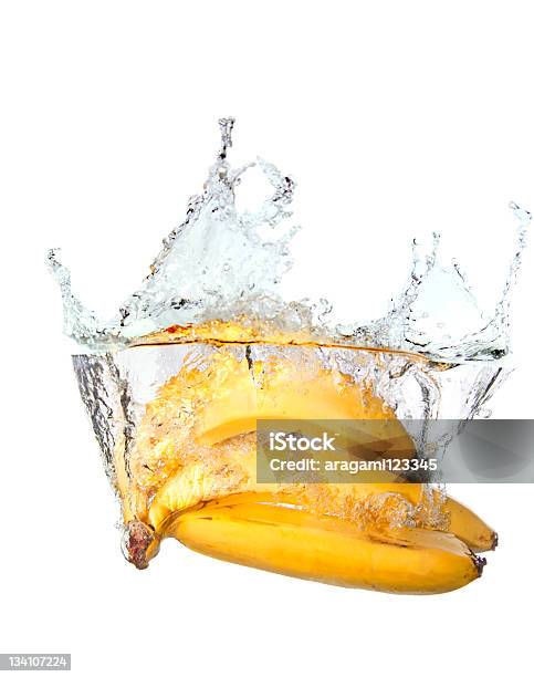 Pęk Bananów W Water Splash Na Białym Tle - zdjęcia stockowe i więcej obrazów Banan - Banan, Bańka, Bez ludzi