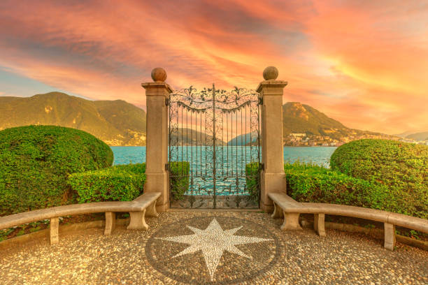 portão no lago lugano ao pôr do sol - bench mountain park sitting - fotografias e filmes do acervo