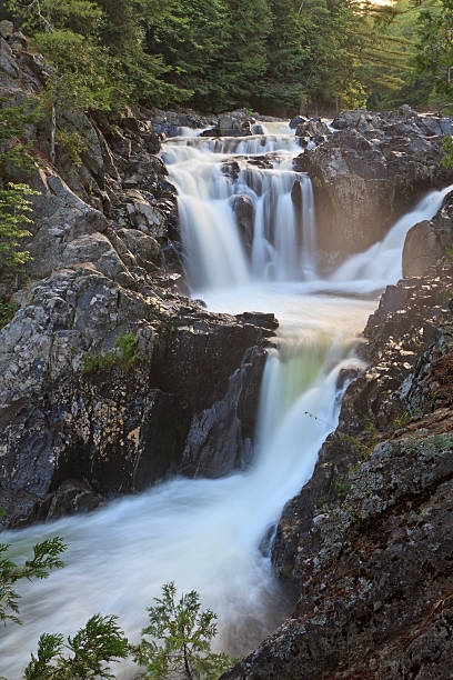 misty obermaterial split rock-wasserfall - adirondack mountains adirondack state park air landscape stock-fotos und bilder