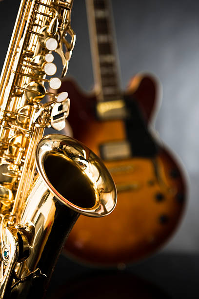 golden sax, chitarra pronto per una jam session - smooth jazz foto e immagini stock