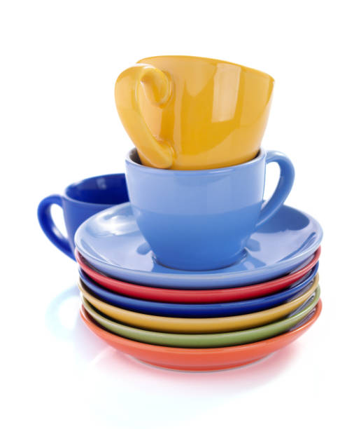 kaffeetasse und telleruntertasse isoliert auf weißem hintergrund - plate dishware stack multi colored stock-fotos und bilder