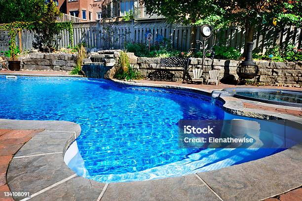 Photo libre de droit de Piscine Avec Cascade banque d'images et plus d'images libres de droit de Piscine - Piscine, Jardin de la maison, Cascade