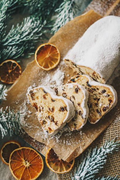 рождественский штоллен с украшением зимних праздников - christmas stollen christmas pastry baked стоковые фото и изображения