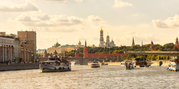 panorama der moskwa und des kremls in moskau, russland - moscow russia russia river panoramic stock-fotos und bilder