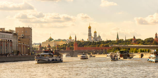 panorama del fiume moscova e del cremlino a mosca, russia - moscow russia russia river panoramic foto e immagini stock