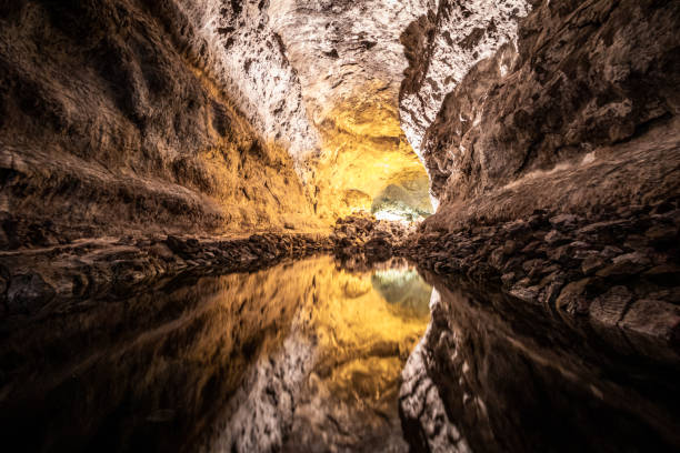 緑の洞窟 ランサローテ島の美しい洞窟です (クエバ・デ・ロス・ベルデス) カナリアス, スペイン - lanzarote canary islands volcano green ストックフォトと画像