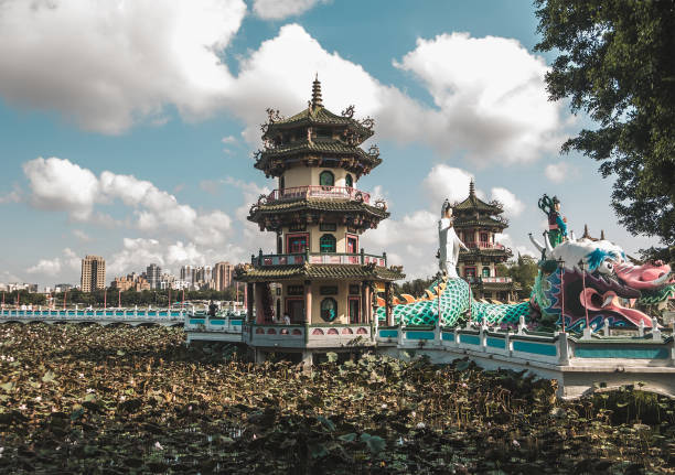 temple à kaohsiung à taïwan. - great dagon pagoda photos et images de collection