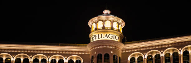 hotel e casinò bellagio di notte - las vegas metropolitan area the las vegas strip casino sign foto e immagini stock