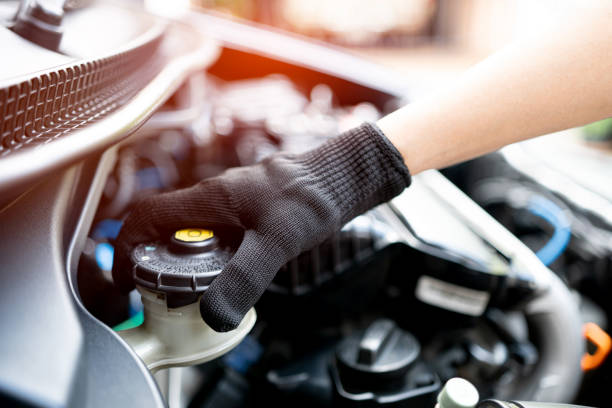 hand of technician checking brake fluid  in engine room maintenance and basic service concept of the car and brake system - travão imagens e fotografias de stock