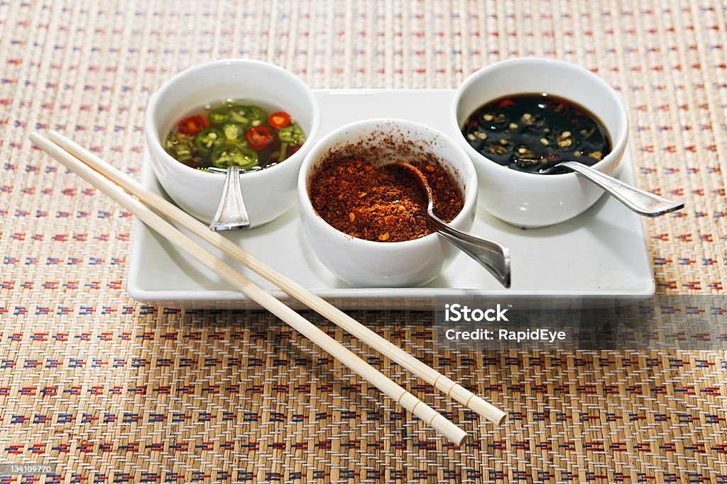 Prato de especiarias tailandesas: Molhos de pimenta e soja, pimentas olho-de-chão - Foto de stock de Molho de Soja royalty-free