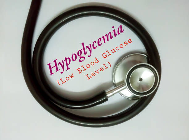 hypoglykämie wort mit stethoskop, diagnose medizinisches konzept - hypoglykämie stock-fotos und bilder